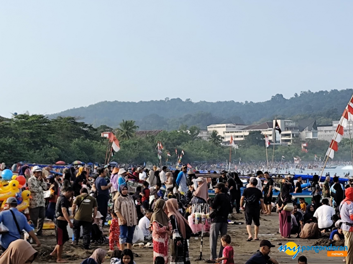 Pantai Pangandaran Dipadati Pengunjung pada Libur 1 Muharram 1446 Hijriah 