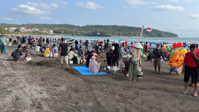 Pantai Pangandaran Dipadati Wisatawan pada Libur Maulid Nabi