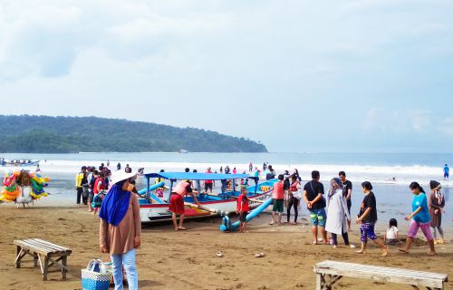 Cuaca Weekend Mendukung, Pantai Pangandaran Hangat dikunjungi Wisatawan