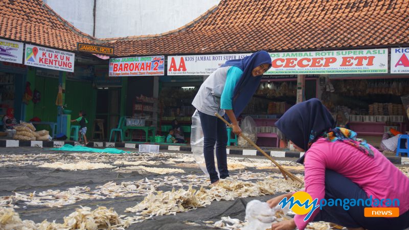 Pedagang Jambal Roti Pangandaran Manfaatkan Momen Ramadan Untuk Beres-beres Kios