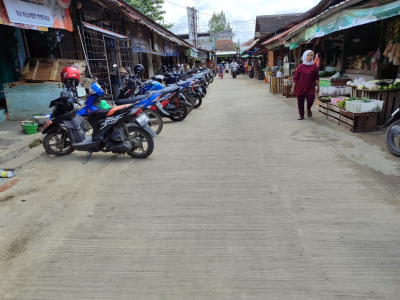 Pedagang Pasar Pananjung Gotong Royong Perbaiki Jalan Rusak