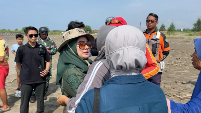 Pelajar 14 Tahun Terseret Ombak di Pantai Bulaksetra Pangandaran, Ibu Korban Menangis di Pelukan Bupati