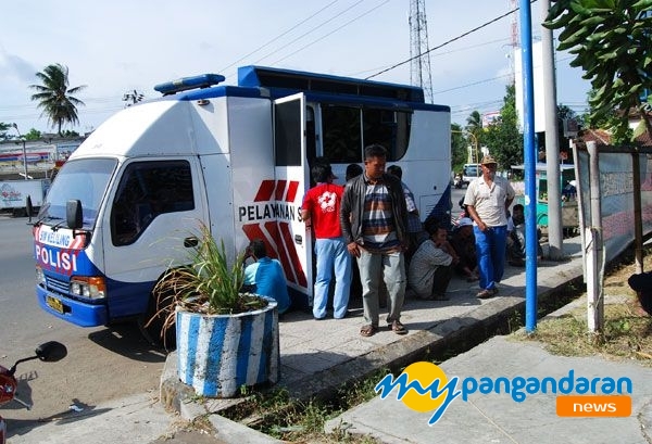 Pelayananan Mobil SIM Keliling  Dirlantas Ciamis di Serbu Warga Pangandaran