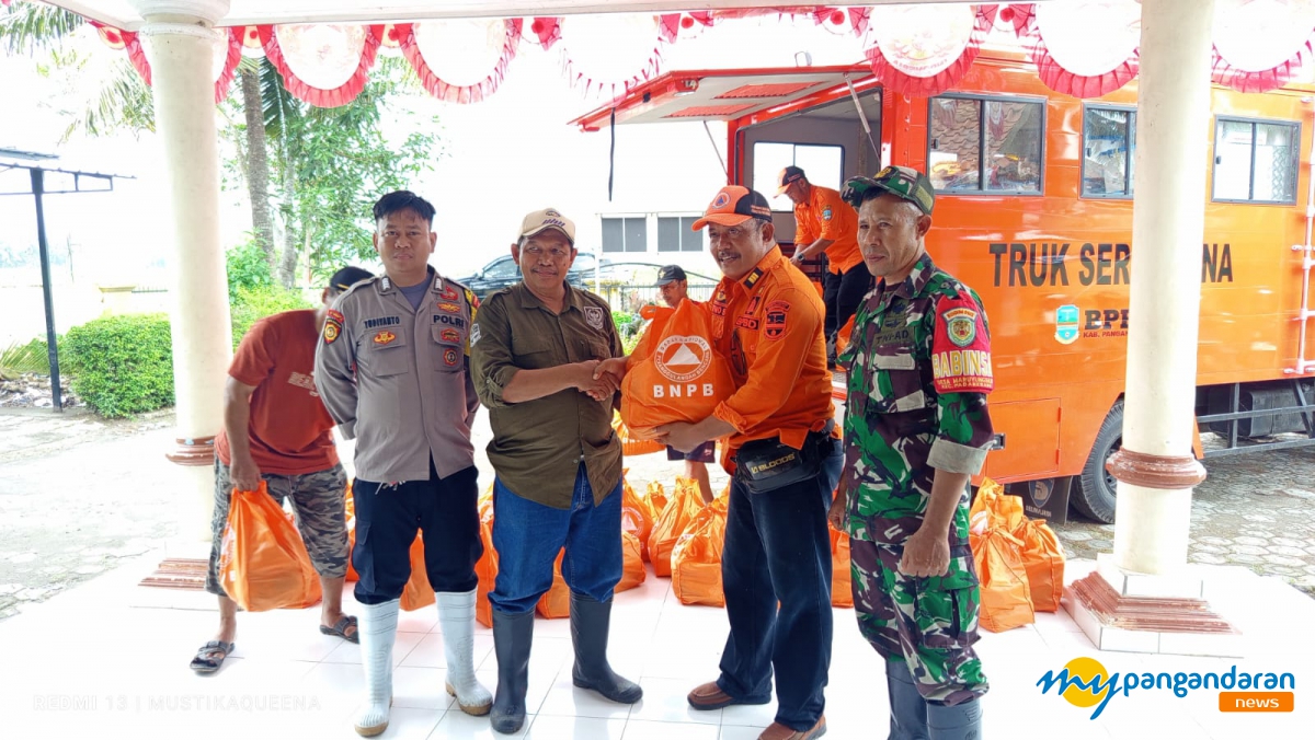 Pemkab Pangandaran Bersama TNI-Polri Bantu Warga Desa Maruyungsari yang Terdampak Banjir