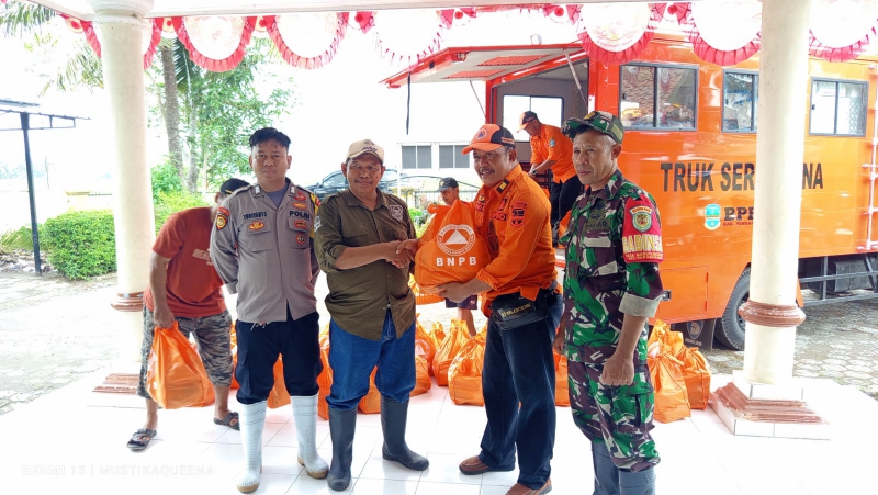 Pemkab Pangandaran Bersama TNI-Polri Bantu Warga Desa Maruyungsari yang Terdampak Banjir