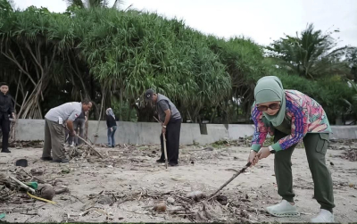 Pemkab Pangandaran Gelar Aksi Bersih Pantai, Bupati Citra Turun Langsung di Karapyak