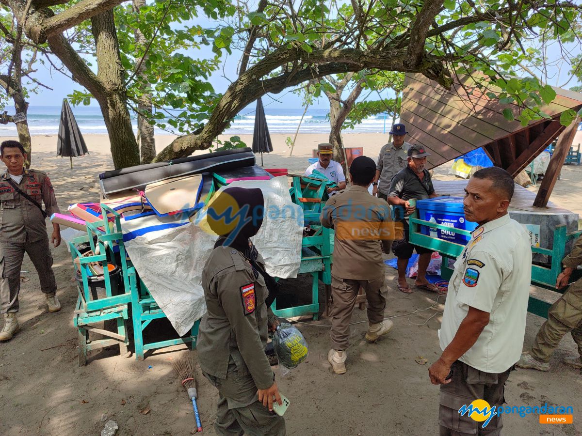 Tak Patuhi Aturan, Puluhan Lapak PKL di Pantai Barat Pangandaran Ditertibkan