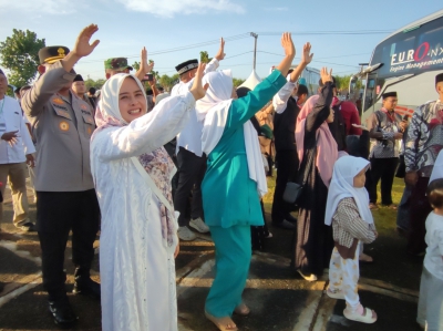 Penuh Haru, Bupati Citra Pitriyami Berangkatkan Ratusan Jemaah Haji Pangandaran