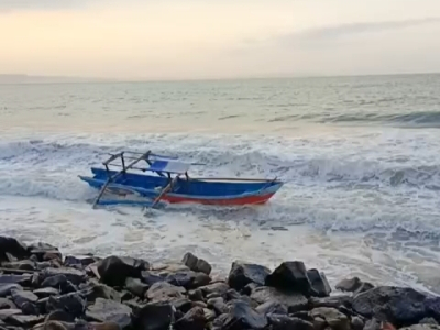 Perahu Nelayan Tanpa Awak Terdampar di Pantai Timur Pangandaran, Diduga Terbawa Arus Akibat Cuaca Buruk