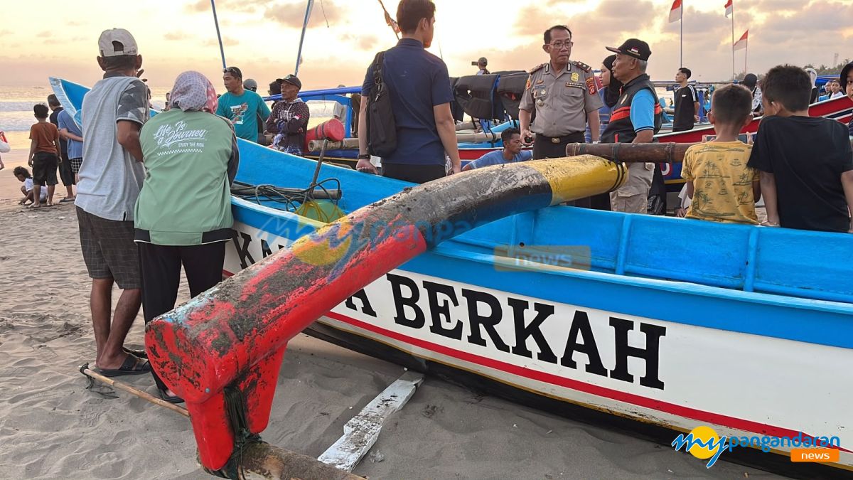 Perahu Nelayan Terbalik Dihantam Ombak Saat Hendak Melaut di Pantai Barat Pangandaran, Satu Orang Hilang