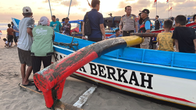 Perahu Nelayan Terbalik Dihantam Ombak Saat Hendak Melaut di Pantai Barat Pangandaran, Satu Orang Hilang