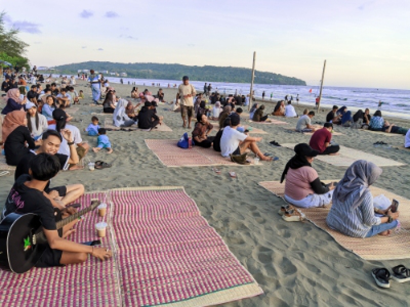 Pesona Sunset dan Kehangatan Warkop di Pantai Barat Pangandaran