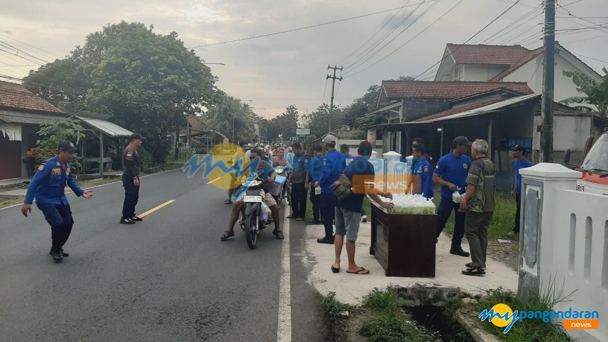 Petugas Damkar Pangandaran Bagikan Takjil Ramadan, Pererat Kepedulian Sosial dengan Warga