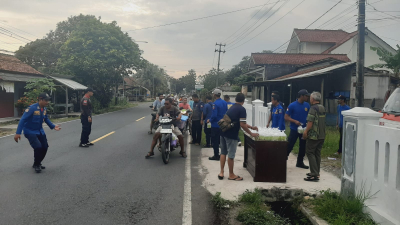 Petugas Damkar Pangandaran Bagikan Takjil Ramadan, Pererat Kepedulian Sosial dengan Warga