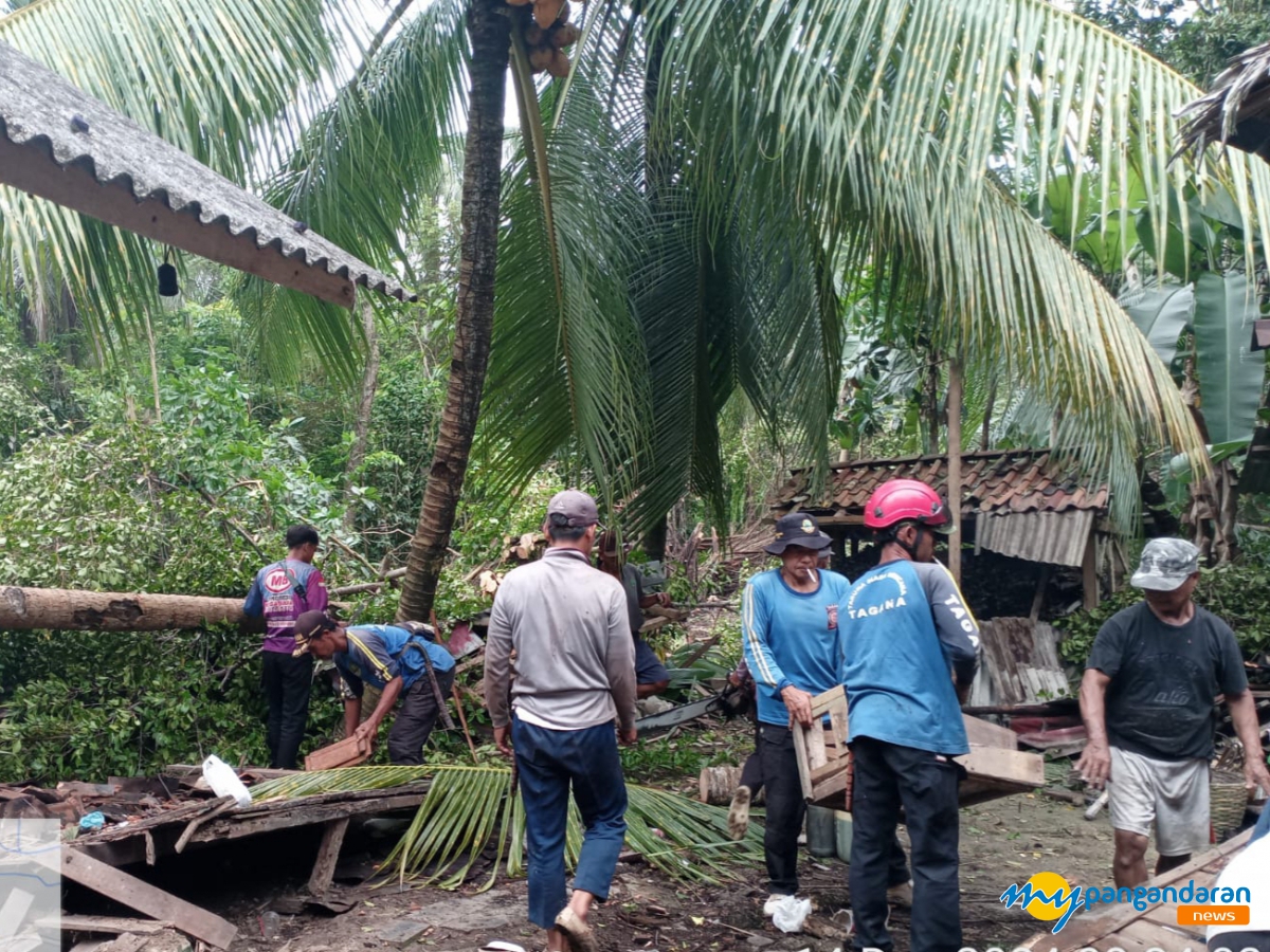 Pohon Tumbang Menimpa Rumah di Kertayasa - Pangandaran