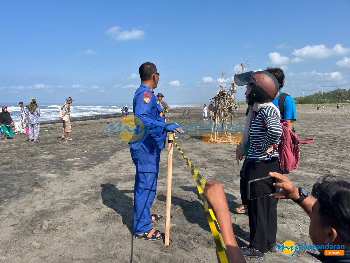 Polairud Pangandaran Pasang Police Line di Lokasi Tongkang Batu Bara, Warga Diminta Tidak Ambil Material