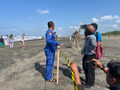 Polairud Pangandaran Pasang Police Line di Lokasi Tongkang Batu Bara, Warga Diminta Tidak Ambil Material