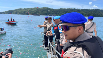 Polairud Peringati HUT ke-75, Jajaran Polres Pangandaran Gelar Upacara dan Tabur Bunga di Perairan Teluk Pananjung
