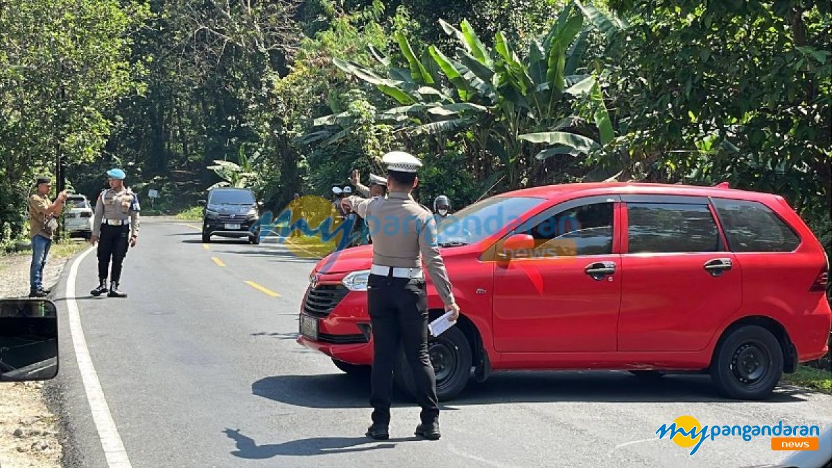 Polres Pangandaran Gencarkan Patroli di Jalur Rawan Kecelakaan, Sasar Kendaraan yang Berhenti Sembarangan