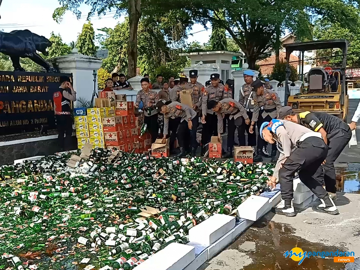 Polres Pangandaran Musnahkan Ribuan Botol Miras, Jaga Kondusifitas Libur Nataru