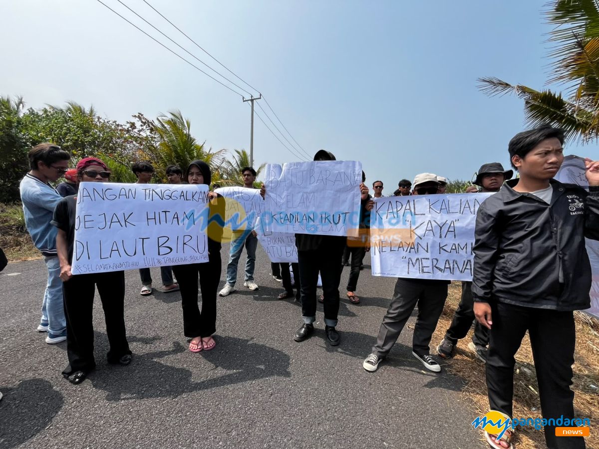Potret Aksi Warga di Batu Hiu Berujung Penghentian Sementara Pengangkatan Bangkai Tongkang