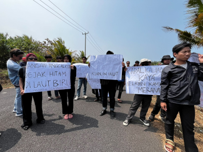 Potret Aksi Warga di Batu Hiu Berujung Penghentian Sementara Pengangkatan Bangkai Tongkang