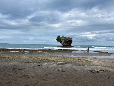 Potret Batu Karang Unik di Pantai Madasari Pangandaran