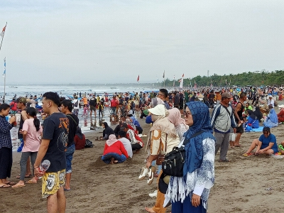 Potret Pantai Pangandaran Dipadati Wisatawan Saat Libur Tahun Baru Imlek 2025