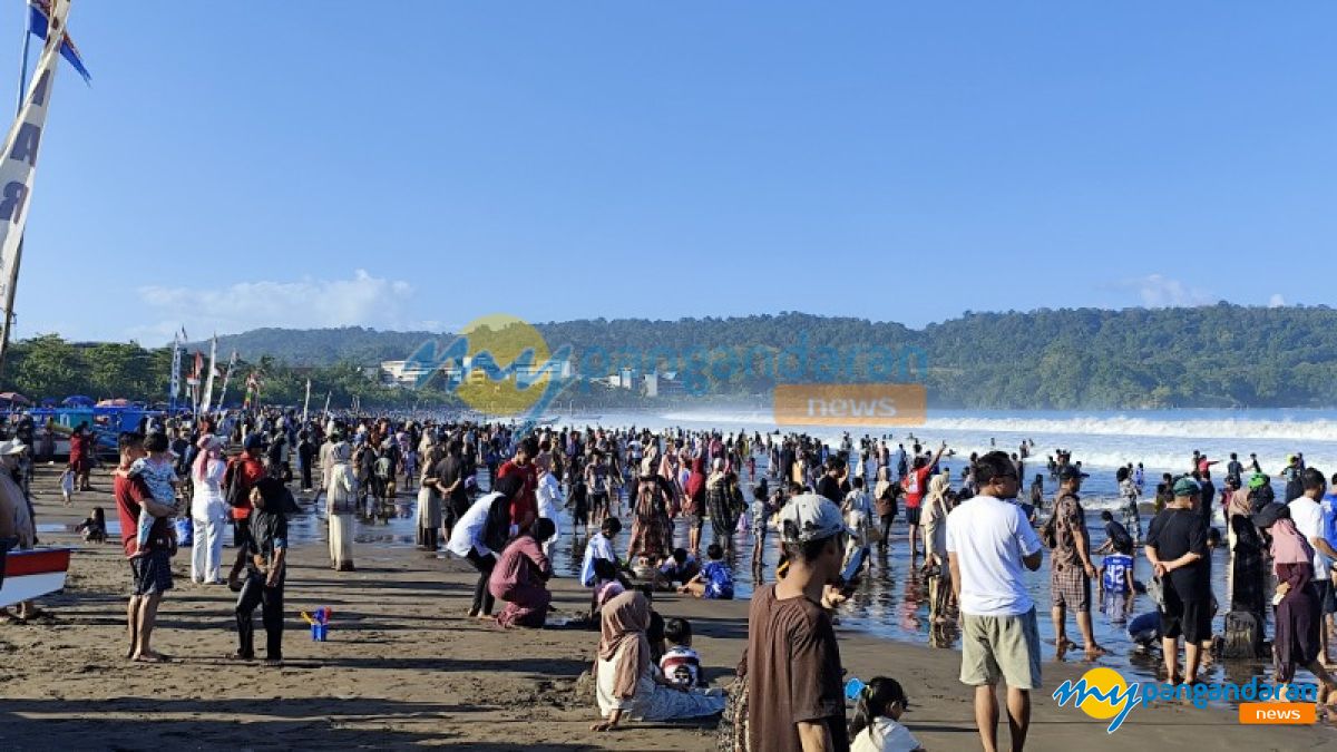Potret Pantai Barat Pangandaran Diserbu Wisatawan Libur Sekolah