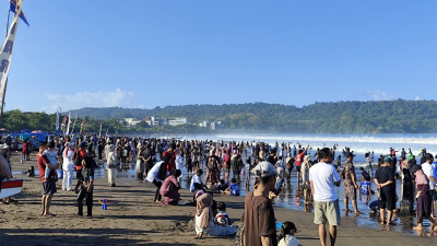 Potret Pantai Barat Pangandaran Diserbu Wisatawan Libur Sekolah