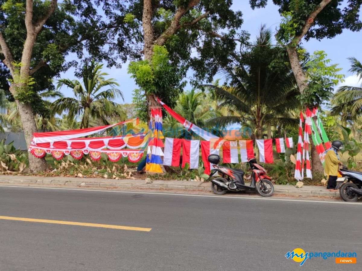 Potret Pedagang Atribut Kemerdekaan Mulai Marak di Pinggir Jalan Sambut HUT RI ke-81
