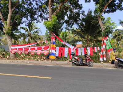 Potret Pedagang Atribut Kemerdekaan Mulai Marak di Pinggir Jalan Sambut HUT RI ke-81