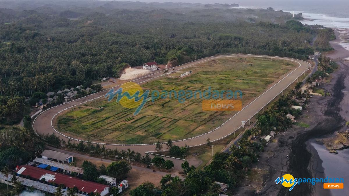 Potret Udara Lapang Pacuan Kuda Legok Jawa Pangandaran Padukan Olahraga Berkuda dan Panorama Pesisir Pantai