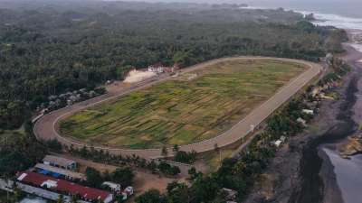 Potret Udara Lapang Pacuan Kuda Legok Jawa Pangandaran Padukan Olahraga Berkuda dan Panorama Pesisir Pantai