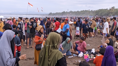 Potret Wisatawan Padati Pantai Barat Pangandaran pada Libur Waisak 2025