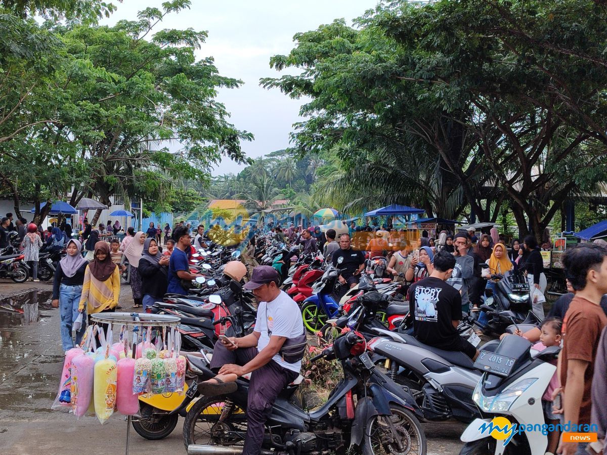 Ramai! Warga Berburu Takjil Ramadan di Pelabuhan PPI Cikidang Pangandaran 