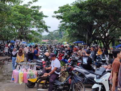 Ramai! Warga Berburu Takjil Ramadan di Pelabuhan PPI Cikidang Pangandaran 