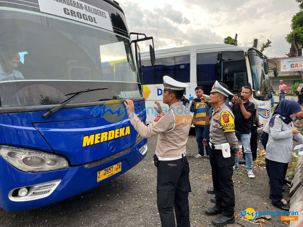 Ramp Check Jelang Mudik Lebaran, Polisi dan Dishub Periksa Bus di Terminal Pangandaran