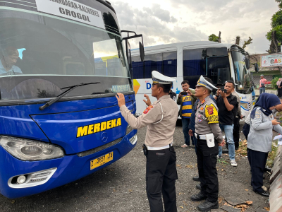Ramp Check Jelang Mudik Lebaran, Polisi dan Dishub Periksa Bus di Terminal Pangandaran