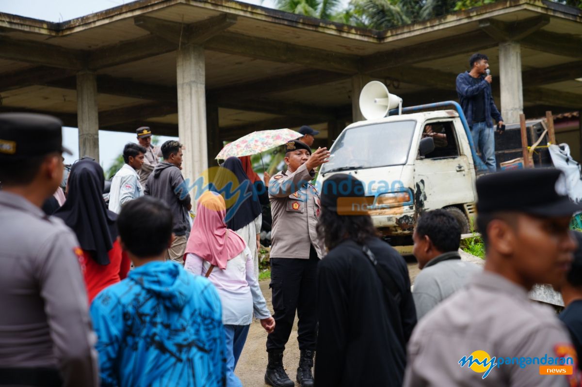 Ratusan Warga Bungur Raya Demo, Dua Perangkat Desa Resmi Diberhentikan