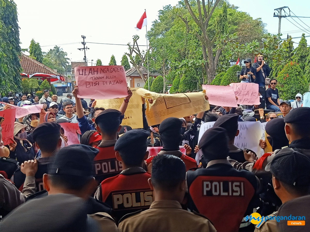 Ratusan Warga Ciliang Batu Hiu Tuntut Transparansi dan Pengelolaan HPL di Kantor DPRD Pangandaran