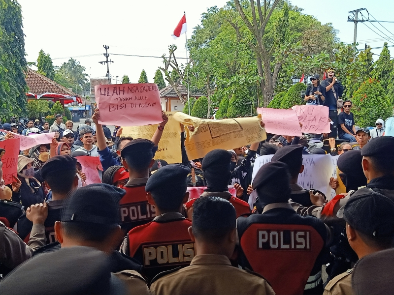 Ratusan Warga Ciliang Batu Hiu Tuntut Transparansi dan Pengelolaan HPL di Kantor DPRD Pangandaran