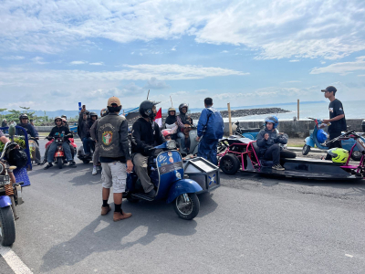 Ribuan Pecinta Vespa Padati Pantai dalam Ajang “Pangandaran Lautan Scooters 2025”
