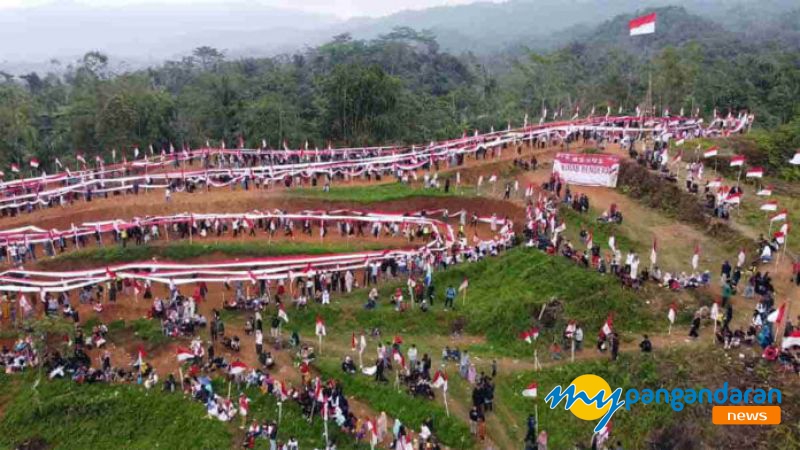 Ribuan Warga di Pangandaran Bentangkan Bendera Merah Putih Sepanjang 4.000 Meter