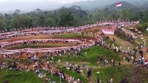 Ribuan Warga di Pangandaran Bentangkan Bendera Merah Putih Sepanjang 4.000 Meter