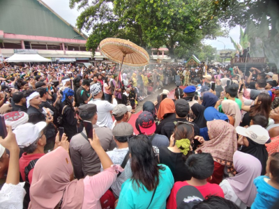Ribuan Warga Padati Hajat Laut di Pantai Barat Pangandaran, Sosok Mirip Nyi Roro Kidul Curi Perhatian