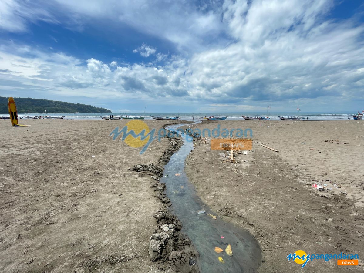 Saluran Limbah di Pantai Barat Pangandaran Timbulkan Bau Menyengat, Wisatawan Tak Nyaman Berenang