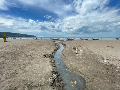 Saluran Limbah di Pantai Barat Pangandaran Timbulkan Bau Menyengat, Wisatawan Tak Nyaman Berenang