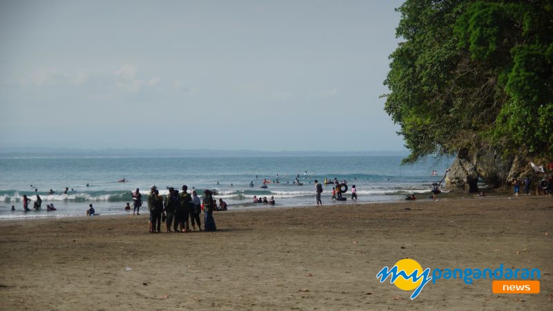 Sambut Bulan Ramadan, Pantai Batu Karas Pangandaran Diserbu Warga 