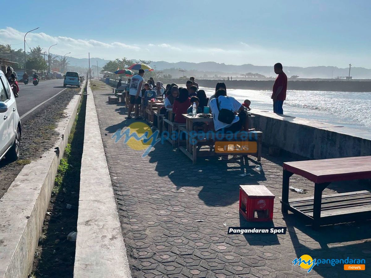 Satpol PP Kabupaten Pangandaran Tertibkan Pedagang Kawasan Jembatan Merah Pantai Timur 
